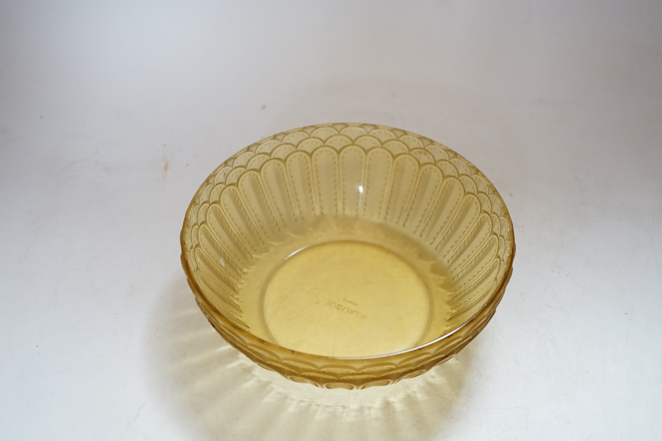 An R. Lalique 'Jaffa' amber glass bowl, 19cm diameter